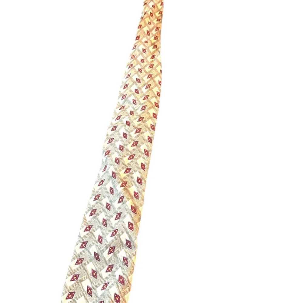 Stylish Red and Cream Patterned Tie